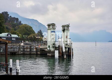 Bellagio, Provincia di Como/Italia - 19 gennaio 2019: Traghetto a metà strada per Bellagio sul Lago di Como in inverno nuvoloso giorno. Molo sul lago con traghetto Foto Stock