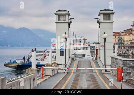 Bellagio, provincia di Como Italia - 19 gennaio 2019: Traghetto a metà strada per Bellagio sul Lago di Como in inverno nuvoloso giorno. Foto Stock