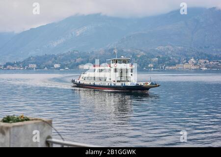 Bellagio, provincia di Como Italia - 19 gennaio 2019: Traghetto a metà strada per Bellagio sul Lago di Como in inverno nuvoloso giorno. Foto Stock