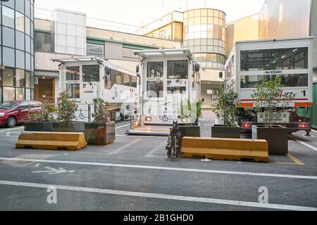 Bergamo, Italia - 22 Gennaio 2019: Aeroporto Internazionale Di Bergamo. Veicolo con ascensore per l'accesso su sedia a rotelle specializzato. Attrezzatura speciale per l'aeromobile Foto Stock