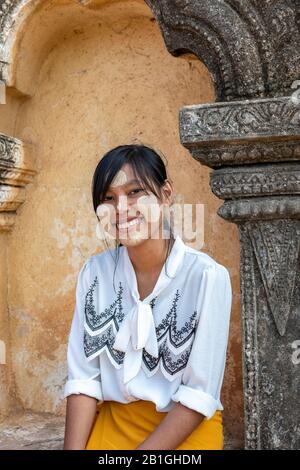 Giovane donna birmana che posa al Tempio di Shwegugyi, Bagan, Regione di Mandalay, Myanmar Foto Stock