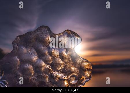 Il pezzo di ghiaccio in mano Foto Stock