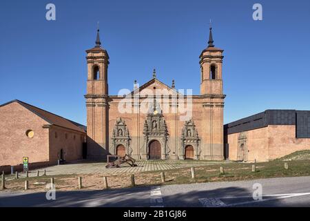 Esterno del centro di interpretazione sulle rovine del nuovo monastero di San Juan de la Peña nel comune di Jaca, Huesca, Aragona, Spagna, Europa Foto Stock