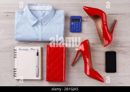 Scarpe con tacco, camicia e portafoglio scarlatto. Foto Stock