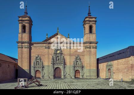 Esterno del centro di interpretazione sulle rovine del nuovo monastero di San Juan de la Peña nel comune di Jaca, Huesca, Aragona, Spagna, Europa Foto Stock