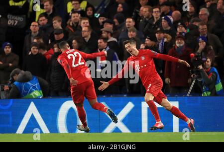 Robert Lewandowski del Bayern Monaco (a destra) celebra il punteggio del terzo gol del gioco con il compagno di squadra Serge Gnabry del Bayern Monaco durante il round di 16 partite della UEFA Champions League al Stamford Bridge di Londra. Foto Stock