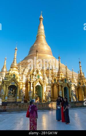 Adoratori birmani a Shwedagon Paya, Yangon, Myanmar Foto Stock