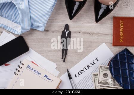 Ufficio donna piatto su tavolo di legno. Foto Stock