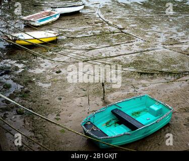 Barche locali sulla zona sabbiosa intertidale a bassa marea in legis ryme, Inghilterra meridionale Foto Stock