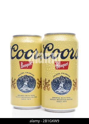 Irvine, CALIFORNIA - 19 AGOSTO 2019: 2 lattine di birra Coors Banquet con condensazione. Prodotta esclusivamente in Golden, Colorado con Rocky Mountain Water e. Foto Stock