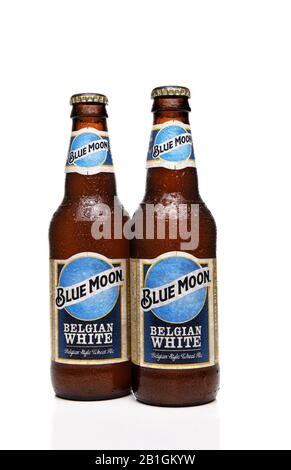 Irvine, CALFORNIA - 17 FEBBRAIO 2019: Due bottiglie di Blue Moon Belga White Ale dalla Decima e Blake Beer Company, la divisione artigianato / importazione di CH Foto Stock