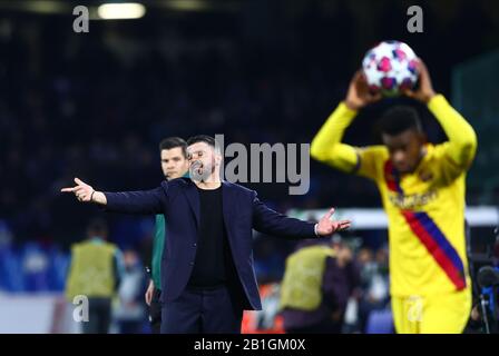 Napoli, Italia. 25th Feb, 2020. ; Stadio San Paolo, Napoli, Campania, Italia; UEFA Champions League Football, Napoli contro Barcellona; Gennaro Gattuso coach di Napoli fa appello all'arbitro Credit: Action Plus Sports Images/Alamy Live News Foto Stock