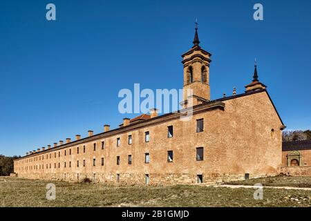 Esterno del centro di interpretazione sulle rovine del nuovo monastero di San Juan de la Peña nel comune di Jaca, Huesca, Aragona, Spagna, Europa Foto Stock
