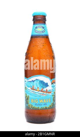 Irvine, CALIFORNIA - 16 MARZO 2017: Kona Brewing Company Big Wave Golden Ale. Il birrificio si trova a Kailua-Kona sulla Big Island delle Hawaii. Foto Stock