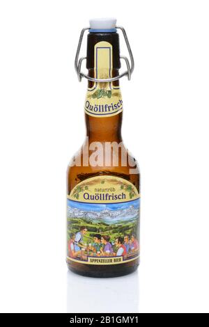 Irvine, CALIFORNIA - 14 LUGLIO 2014: Una bottiglia di Quollfrisch naturtrub estratto da Pilsner malto e tre diverse varietà di luppolo. Dalla Locher AG Foto Stock