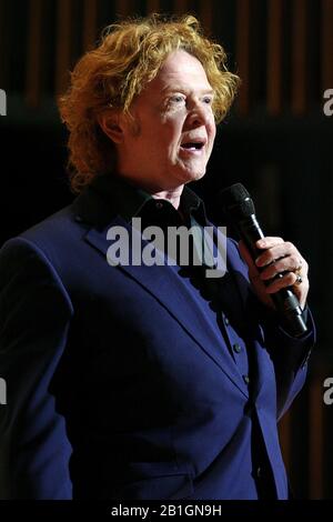 New York, NY, Stati Uniti. 17 Marzo 2009. Musicista, Mick Hucknall, di Simply Red si esibisce in scena al MDG Awards Global Launch Event presso le Nazioni Unite. Credito: Steve Mack/Alamy Foto Stock