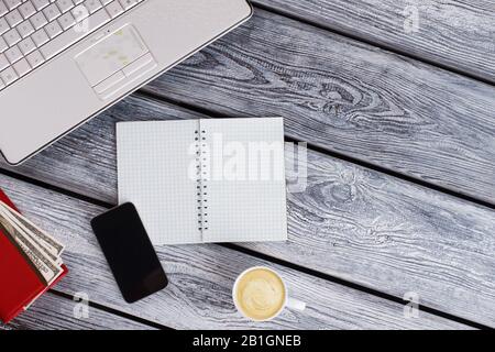 Pianificatore, smartphone e PC. Foto Stock