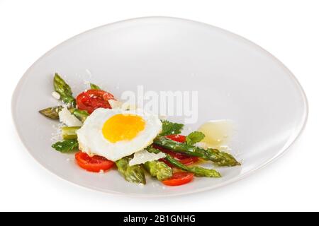 Cibo italiano: Piatto conservato con asparagi e uova fritte.[ Foto Stock