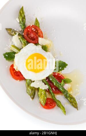 Cibo italiano: Piatto conservato con asparagi e uova fritte.[ Foto Stock