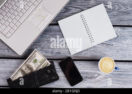 Tazza di cappuccino, dollari e smartphone. Foto Stock