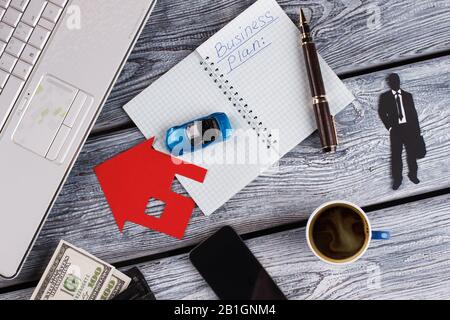 Casa, auto e pianificatore aperto. Foto Stock