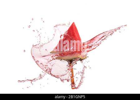 Fetta di anguria con spruzzata di succo di rosa. Foto Stock