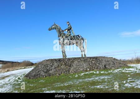 La scultura "Gaelic Chieftain" di Maurice Harron, situata a Boyle, County Roscommon, Irlanda Foto Stock