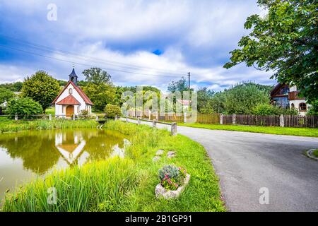 Vista su Allersdorf, un piccolo villaggio vicino a Goessweinstein, Frankonia Germania Foto Stock