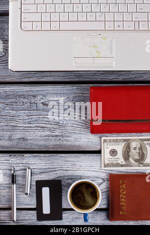 Borsa in pelle con soldi accanto. Foto Stock