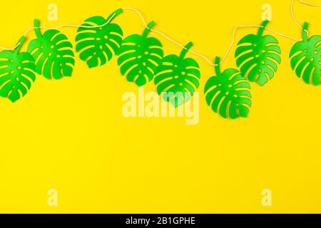 Estate foglie tropicali, cornice piante. Stile di taglio della carta. Foto Stock