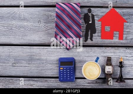 Calcolatrice tascabile, caffè, orologio e scacchi. Foto Stock