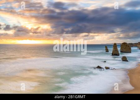 I dodici Apostoli al tramonto. Great Ocean Road, Victoria, Australia Foto Stock