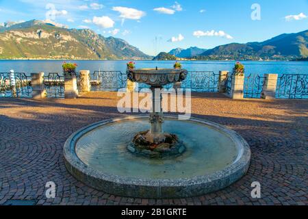Una fontana nella piazza principale di Menaggio, Lago di Como, Lombardia, italia Foto Stock