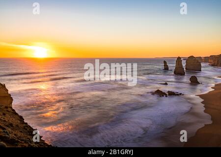 I dodici Apostoli al tramonto. Great Ocean Road, Victoria, Australia Foto Stock