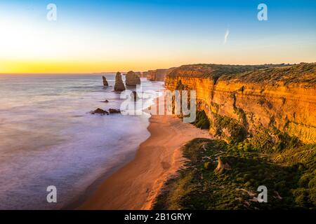 I dodici Apostoli al tramonto. Great Ocean Road, Victoria, Australia Foto Stock