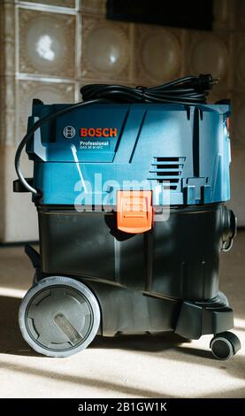 Strasburgo, Francia - 9 febbraio 2020: Getto di colore blu Vista frontale di Bosch Professional gas 35 M Classe AFC con estrattore automatico del sistema di pulizia del filtro con Kachelofen sullo sfondo Foto Stock