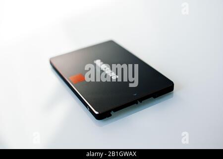 Londra, Regno Unito - 12 marzo 2014: Obiettivo di primo piano di spostamento inclinazione macro utilizzato su una nuova e potente unità disco SSD Samsung Foto Stock