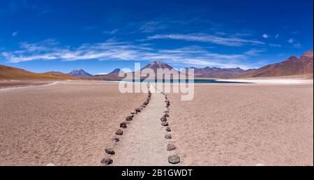 Percorso Tortuoso Per Laguna Miscanti E Miscanti Vulcano, Altiplano, Deserto Atacama, Ande Mountains, Antofagasta Regione, Cile Foto Stock