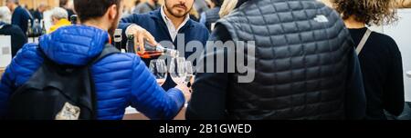 Strasburgo, Francia - 16 febbraio 2020: Grande immagine dell'uomo che versa vino ai clienti che degustano vino francese al Vignerons inglese indipendente: Viticoltori indipendenti della Francia fiera del vino Foto Stock