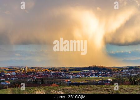 Tempesta di primavera guida in discesa sulla terra, Germania, Baviera, Inntal, Haag Foto Stock