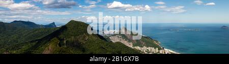 Rio de Janeiro ampio panorama con foresta pluviale tropicale in primo piano e Corcovado e Due fratelli montagna, shantytown di Rocinha e costa Foto Stock