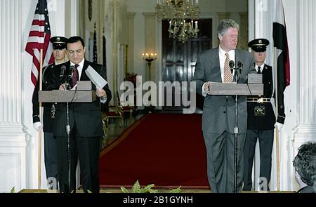 Washington, DC. 4-6-1993 il presidente William Jefferson Clinton scuote le mani con il presidente egiziano Harsi Mubarak alla conclusione del loro conferenece comune di notizie nella stanza orientale della Casa Bianca. Credito: Mark Reinstein/Mediapunch Foto Stock