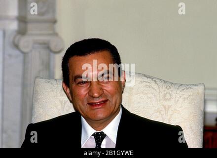Il presidente egiziano Hosni Mubarak visita con il presidente Ronald Reagan nell'Ufficio ovale della Casa Bianca durante l'occasione ufficiale della foto come parte della sua Visita di Stato Washington DC.USA, 28 gennaio 1988. Credito: Mark Reinstein/Mediapunch Foto Stock