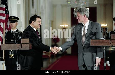 Washington, DC. 4-6-1993 il presidente William Jefferson Clinton scuote le mani con il presidente egiziano Harsi Mubarak alla conclusione del loro conferenece comune di notizie nella stanza orientale della Casa Bianca. Credito: Mark Reinstein/Mediapunch Foto Stock