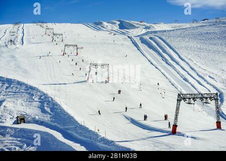 Vista panoramica della stazione sciistica in Francia per le vacanze invernali - Persone che prendono l'ascensore per la vetta della montagna per lo sci e lo snowboard - Sport Concept - Caldo Foto Stock