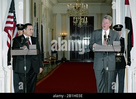 Washington, DC. 4-6-1993 il presidente William Jefferson Clinton scuote le mani con il presidente egiziano Harsi Mubarak alla conclusione del loro conferenece comune di notizie nella stanza orientale della Casa Bianca. Credito: Mark Reinstein/Mediapunch Foto Stock