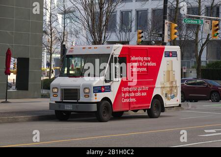 Vancouver, Canada - 17 febbraio 2020: Un camion Canada Post su Cordova Street nel centro di Vancouver Foto Stock