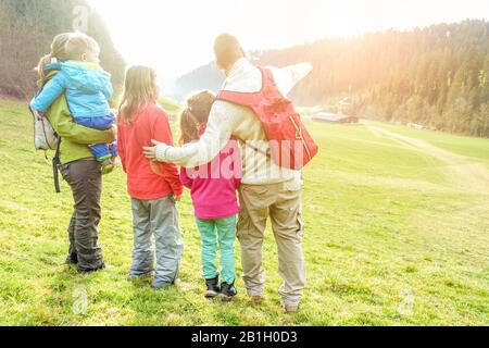 Grande famiglia che ha trekking giorno di vacanza in svizzera montagne - Padre, madre, due figli figlie e un figlio che si divertono nella natura - Love an Foto Stock