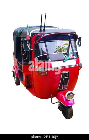 Tuk Tuk rosso bello isolato su sfondo bianco. Foto Stock