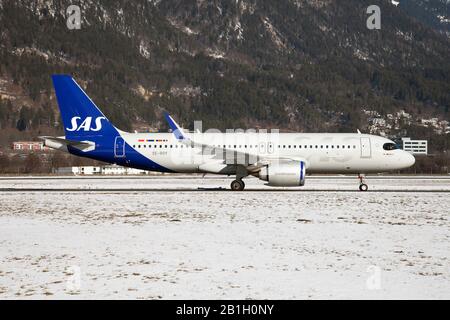 Innsbruck, Austria. 8th Feb, 2020. Un Airbus 320 NEO della Scandinavian Airlines (SAS) in nuova livrea, è appena atterrato all'aeroporto di Innsbruck Kranebitten. Credit: Fabrizio Gandolfo/Sopa Images/Zuma Wire/Alamy Live News Foto Stock